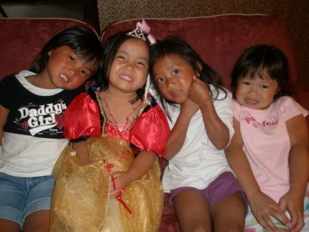 Kasen, Isabella, Mia and Leah on red couch